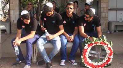 מחלקת הנוער של הפועל ת&qout;א מלווה את שירזי בדרכו האחרונה (רדאד ג&acute;בארה)