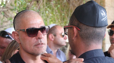 חיים רביבו מנחם את חזי שירזי, שינו זוארץ ברקע (רדאד ג&acute;בארה)