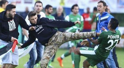 אוהד בועט במשומר