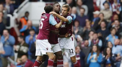 יוסי בניון חוגג עם גארי אוניל בווסטהאם . האיחוד רחוק (מערכת ONE)