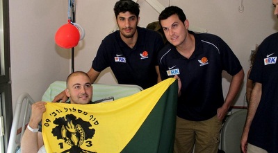 מקל, פניני והלפרין עם חייל גולני (יניב גונן)