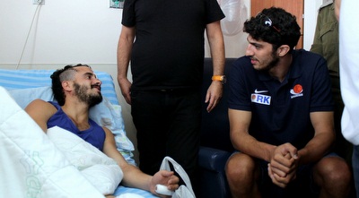 אליהו משוחח עם חייל פצוע (יניב גונן)