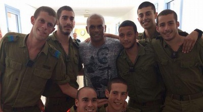 אייל גולן מבקר פצועים אייל גולן מבקר פצועים