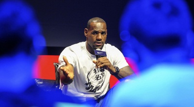 לברון ג´יימס. לוקח על עצמו תפקיד מעבר להיותו שחקן (רויטרס)