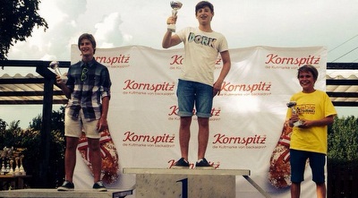 יהלי גולדנברג על הפודיום כמנצח, תומר פרידמן משמאלו (מערכת ONE) יהלי גולדנברג על הפודיום כמנצח, תומר פרידמן משמאלו (מערכת ONE)