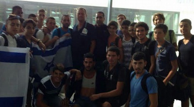 הילדים מהדרום עם איזי שרצקי (עדי פרג´, דובר הקבוצה) הילדים מהדרום עם איזי שרצקי (עדי פרג´, דובר הקבוצה)