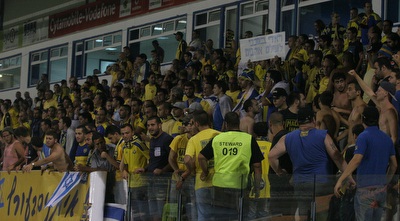 אוהדי מכבי עם שלט תמיכה בראדי (רז אמיר)