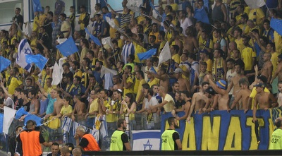 אוהדי מכבי. בבית הם היו עוזרים (רז אמיר)