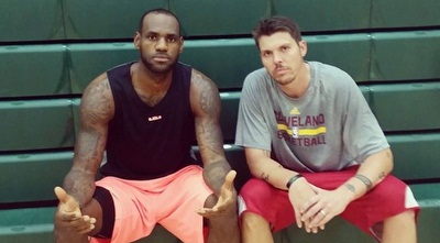 לברון ג´יימס ומייק מילר. מתרגלים לשיטה של בלאט (פייסבוק)