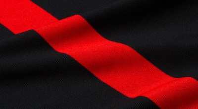 הפס האדום של אדידס בתלבושת באיירן (אדידס) (מערכת ONE)