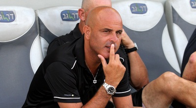 יוסי אבוקסיס (חגי ניזרי)