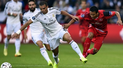 קרלוס באקה נאבק בפפה (רויטרס)