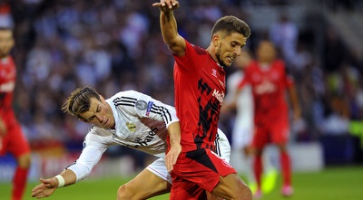 גארת´ בייל מחלץ את הכדור (רויטרס)