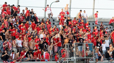 אוהדי הפועל ת&qout;א ביציע (חגי ניזרי)