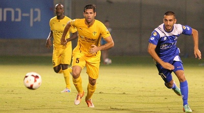 דור חוגי מנסה להשיג את הכדור (משה חרמון)