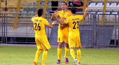 שחקני בית&qout;ר חוגגים (משה חרמון)