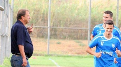 איזי שירצקי עם שחקני ק&qout;ש באימון (משה חרמון)