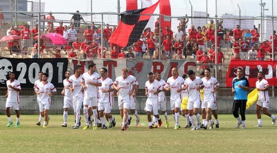 הפועל &qout;רובי שפירא&qout; חיפה על רקע האוהדים (רדאד ג´בארה)