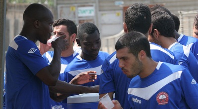 שחקני רעננה לוגמים מים באימון החם (רז אמיר) שחקני רעננה לוגמים מים באימון החם (רז אמיר)