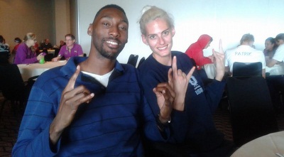 מעיין שחף חוגגת עם דונלד סנפורד (יח&qout;צ, איגוד האתלטיקה)