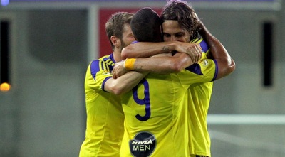 ברק בדש חוגג עם מהראן ראדי (יניב גונן)