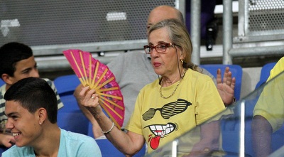 אוהדת מכבי נתניה מנסה להתקרר (רדאד ג´בארה)