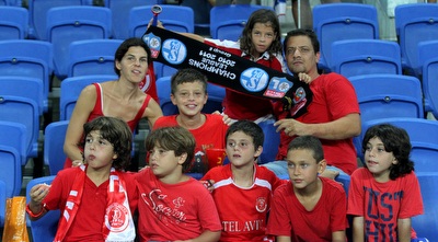 אוהדיה הצעירים של הפועל ת&qout;א (רדאד ג´בארה)