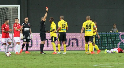 לארי קאיודה מקבל כרטיס אדום (רדאד ג´בארה)