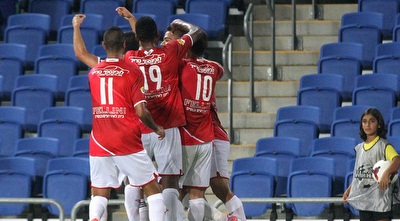 שחקני הפועל ת&qout;א חוגגים (רדאד ג´בארה)