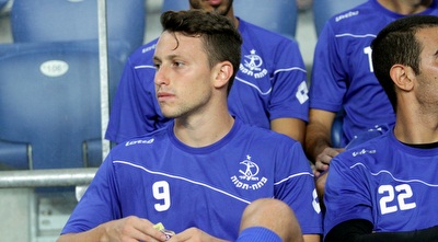 אלטמן על הספסל של פ&qout;ת (יניב גונן)