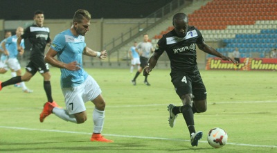 טובארנו פינאס מנסה להשתלט על הכדור (עמית מצפה)