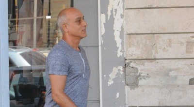 סיני מגיע לפגישה עם טורק (ברק פכטר)