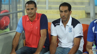 אלון חרזי מסתכל מהספסל (עמית מצפה)