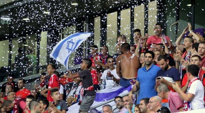 אוהדי הפועל חיפה ביציע. יחנכו את סמי עופר (יניב גונן)