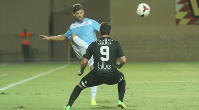 אדי גוטליב מרחיק את הכדור (עמית מצפה)