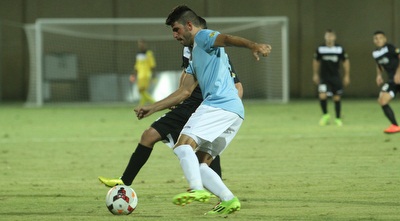 סיידר מנסה להשתלט על הכדור (עמית מצפה)