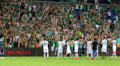 שחקני מכבי חיפה חוגגים עם האוהדים (משה חרמון)