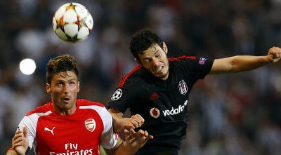 פדרו פרנקו ואוליבייה ג´ירו קופצים לכדור (רויטרס) פדרו פרנקו ואוליבייה ג´ירו קופצים לכדור (רויטרס)