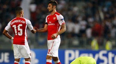 צ´מברליין וג´ירו מאוכזבים אחרי ההחמצה של השחקן הצעיר (רויטרס) צ´מברליין וג´ירו מאוכזבים אחרי ההחמצה של השחקן הצעיר (רויטרס)