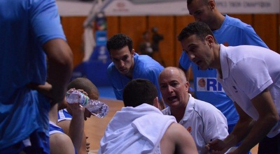 אדלשטיין מתדרך את שחקניו (מערכת ONE)