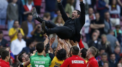 שחקני אתלטיקו מניפים את סימאונה בקאמפ נואו (רויטרס) שחקני אתלטיקו מניפים את סימאונה בקאמפ נואו (רויטרס)