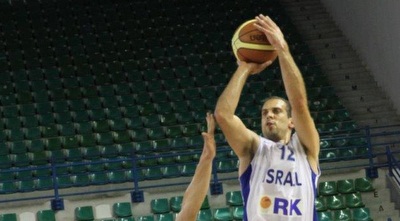 יותם הלפרין זורק. הגארד פירגן למאמנו (איגוד הכדורסל) 