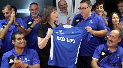 לימור לבנת מקבלת את החולצה (יניב גונן)