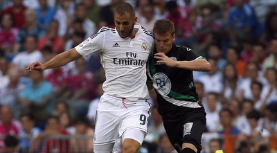 קארים בנזמה ואדריאן גונינו במאבק על הכדור (רויטרס)