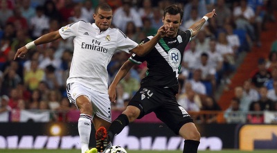 מייק הבנאר נאבק בפפה (רויטרס)