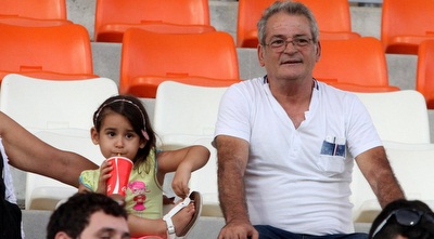 יעקב בוזגלו ביציע (חגי ניזרי)