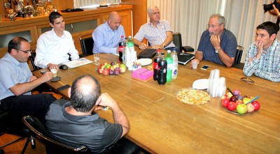 ישיבת מנהלת הליגה עם בעלי הקבוצות. הדירשות מהעמותות לגיטימיות? (משה חרמון)