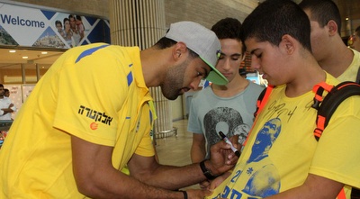 בראיין רנדל חותם למעריצים (חגי ניזרי)