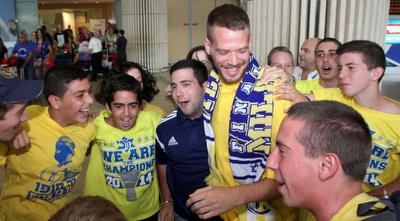 לינהארט עם האוהדים (רדאד ג´בארה) לינהארט עם האוהדים (רדאד ג´בארה)