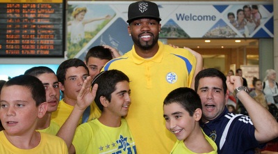 אלכס טיוס עם אוהדי מכבי ת&qout;א (רדאד ג´בארה) אלכס טיוס עם אוהדי מכבי ת&qout;א (רדאד ג´בארה)